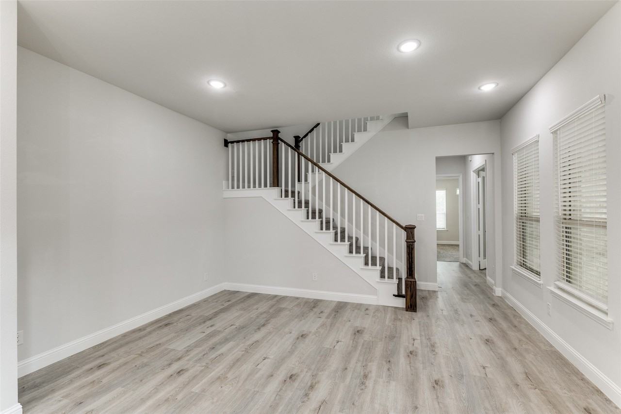 4592 Refugio Dr - Photo 4 of 36