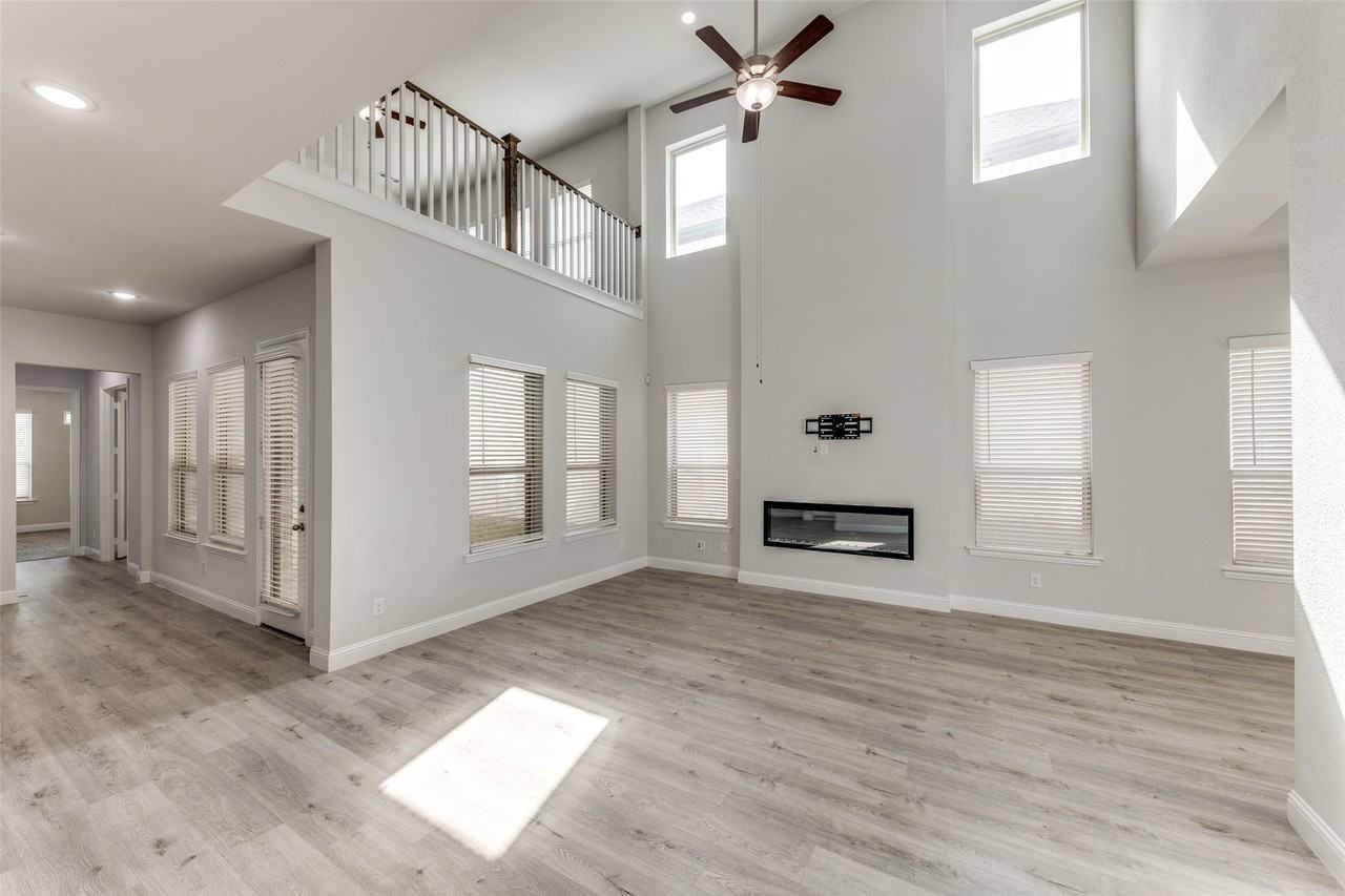 4592 Refugio Dr - Photo 5 of 36