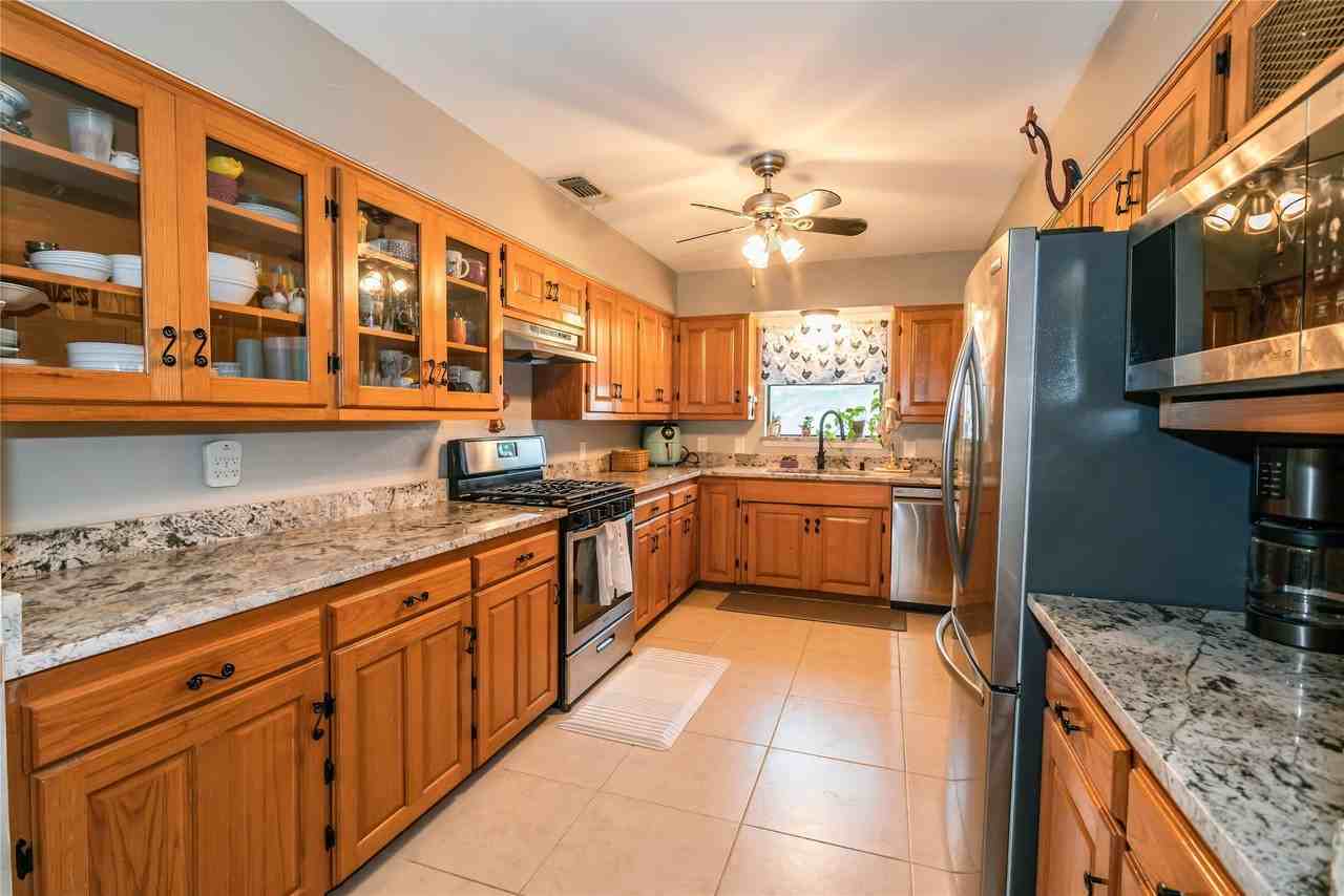 517 E Locust St - Photo 4 of 33