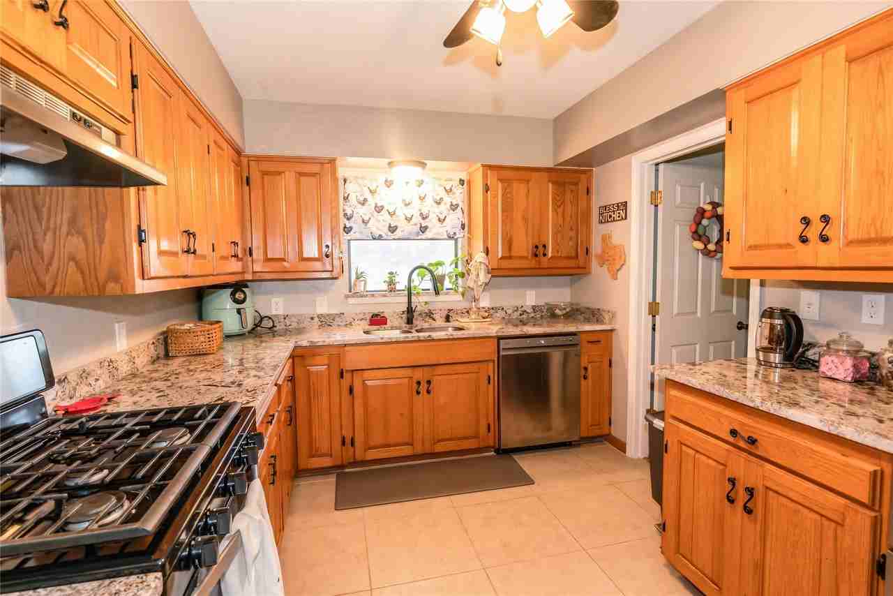 517 E Locust St - Photo 5 of 33