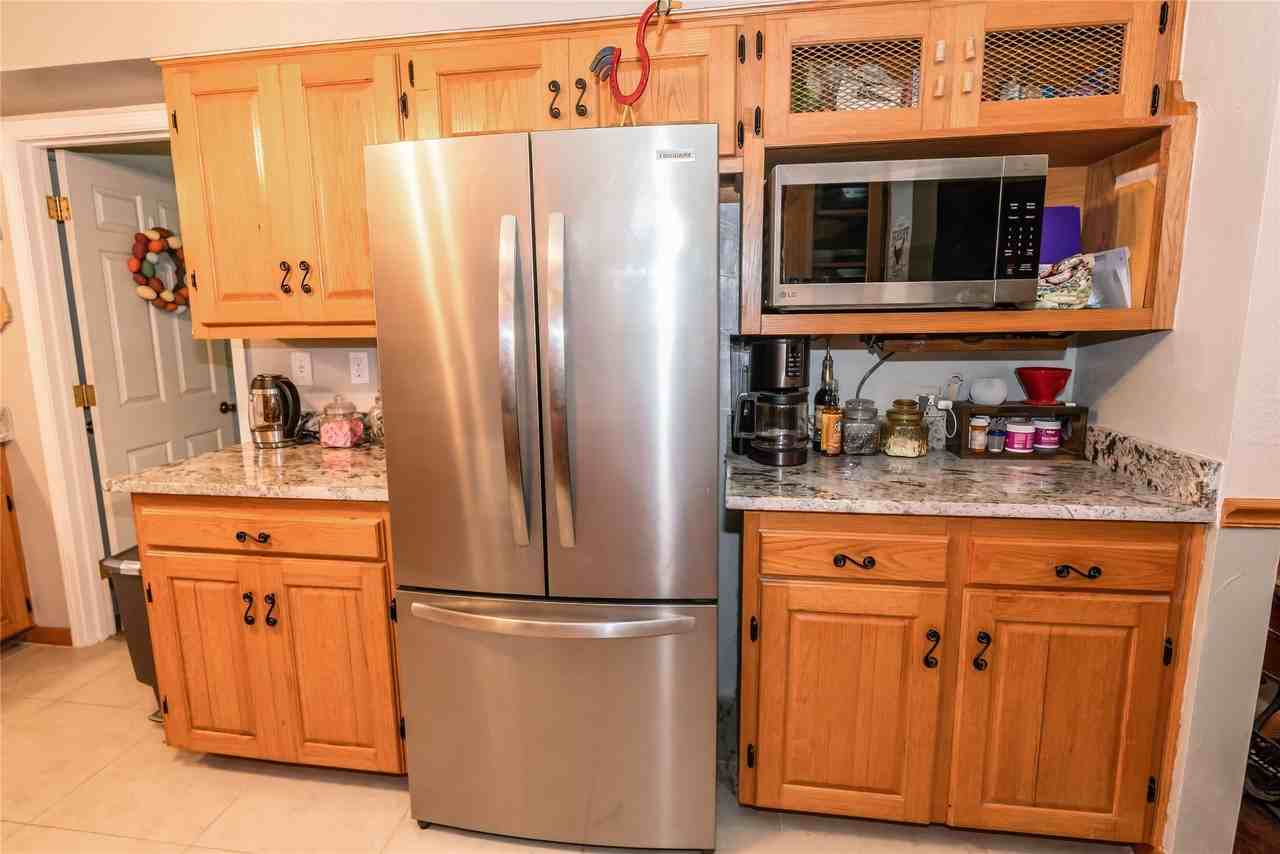 517 E Locust St - Photo 6 of 33