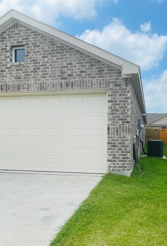 1405 Merlin Bluff St - Photo 3 of 15