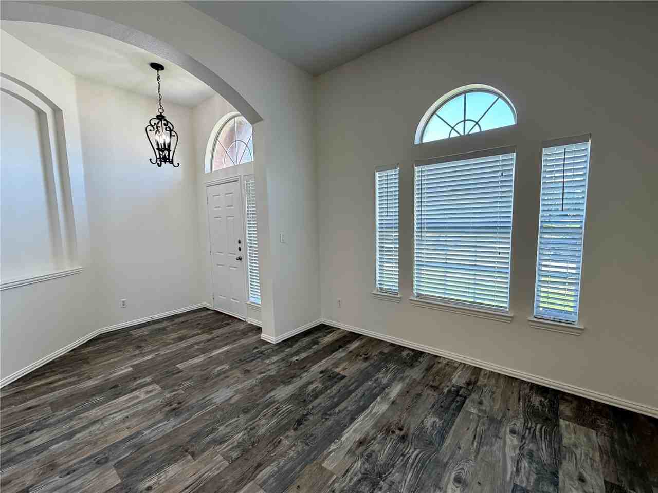 4916 Drexel Dr - Photo 5 of 23