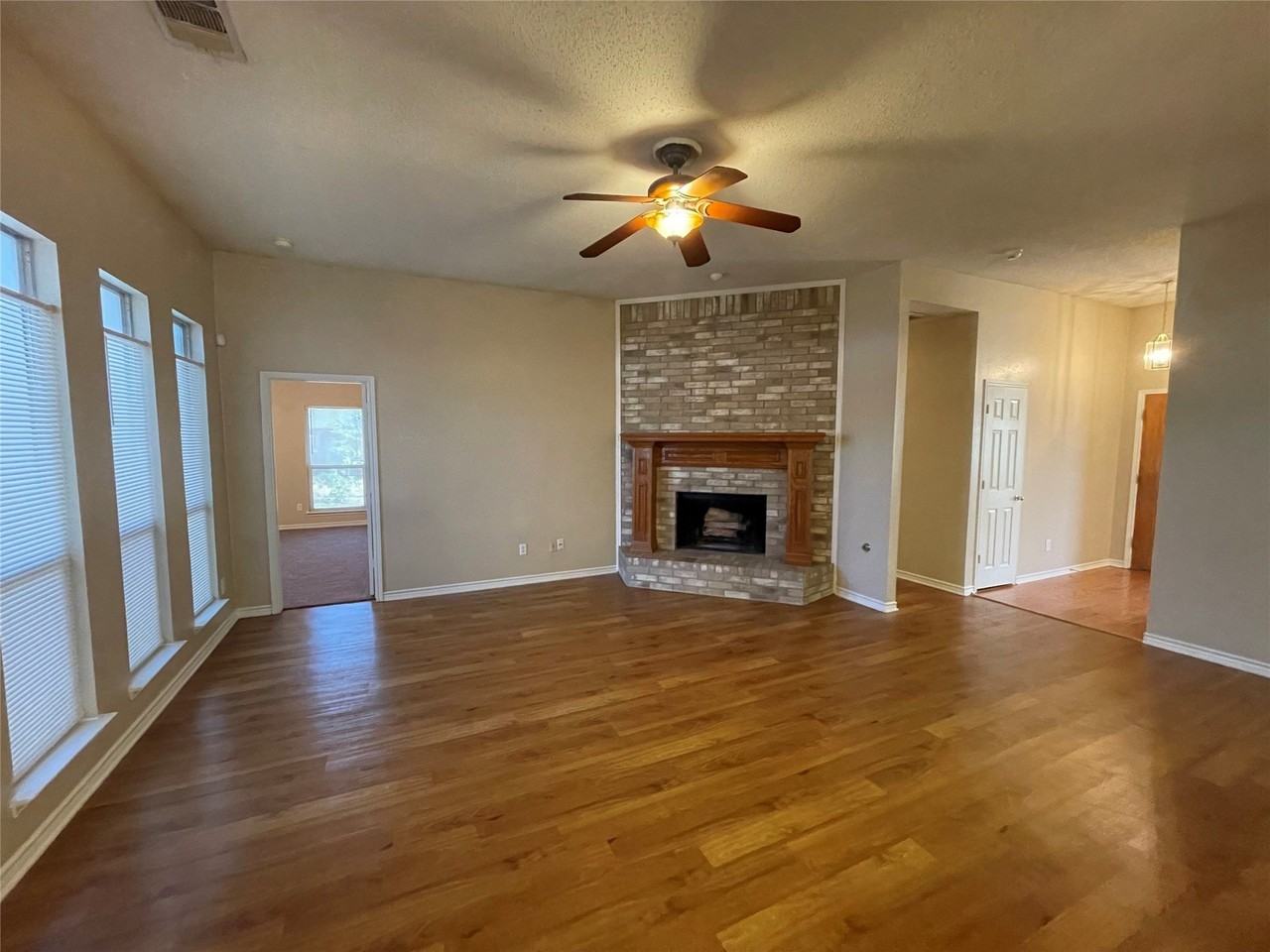 1557 Aberdeen Dr - Photo 3 of 14