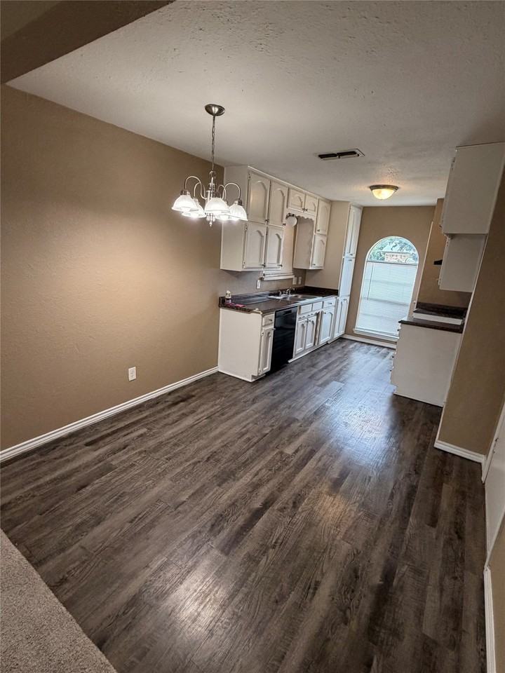 6605 Kitty Dr - Photo 3 of 17