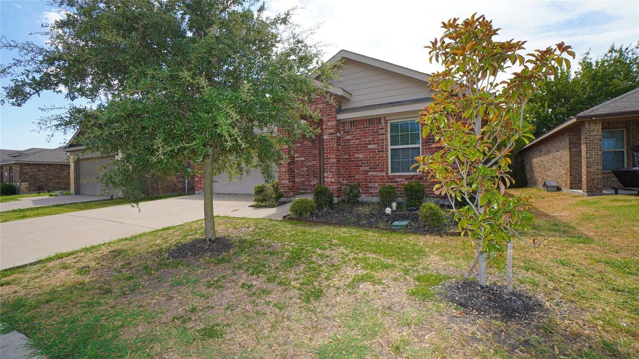 2520 Saldana Dr - Photo 3 of 26