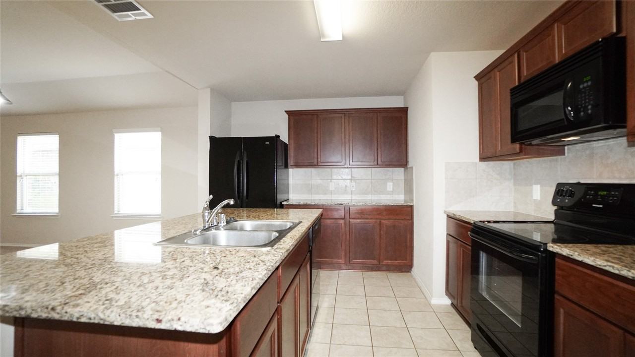 2520 Saldana Dr - Photo 4 of 26
