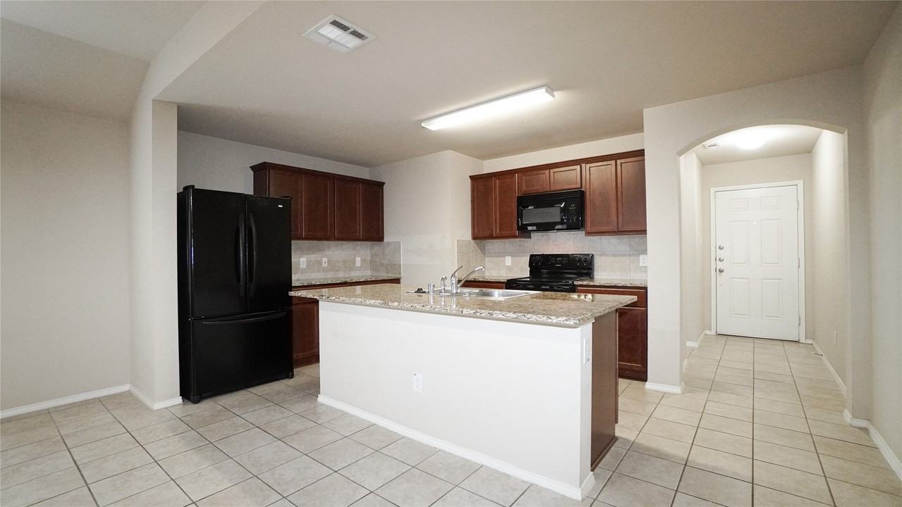 2520 Saldana Dr - Photo 5 of 26