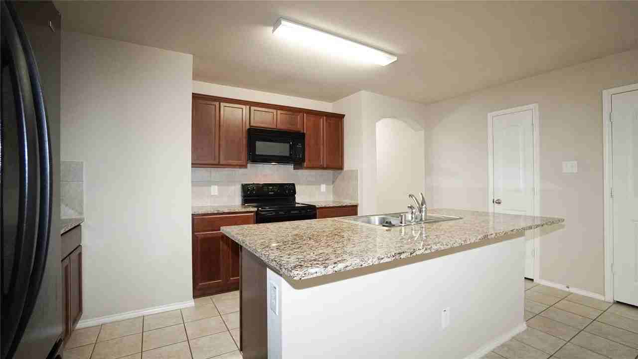2520 Saldana Dr - Photo 6 of 26