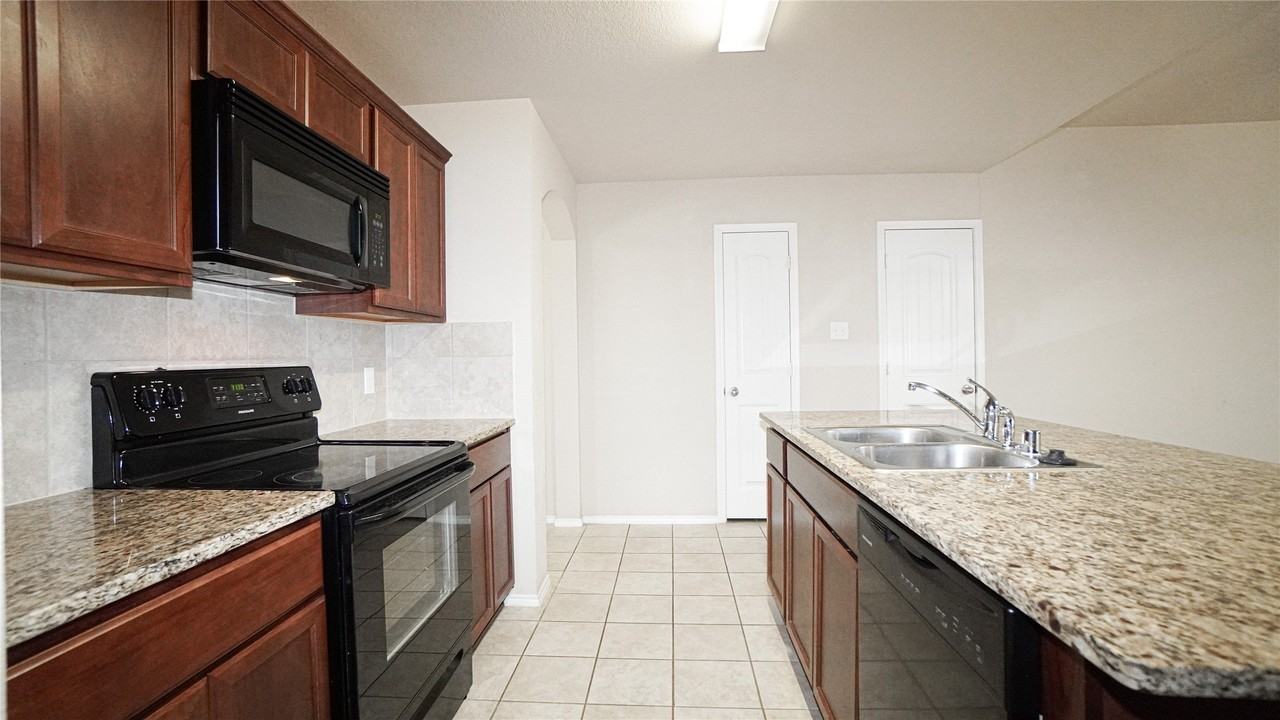 2520 Saldana Dr - Photo 7 of 26