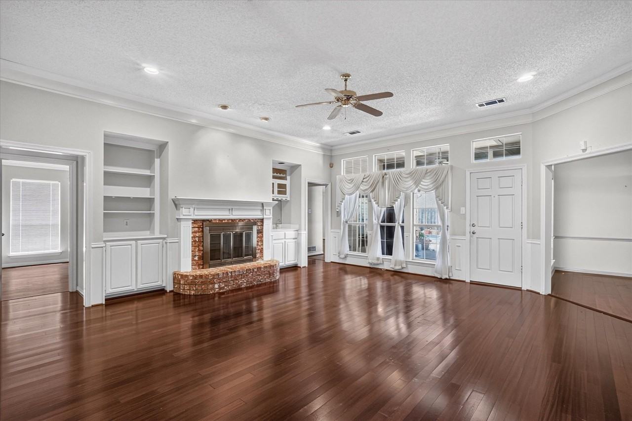 2667 Mum Dr - Photo 2 of 11
