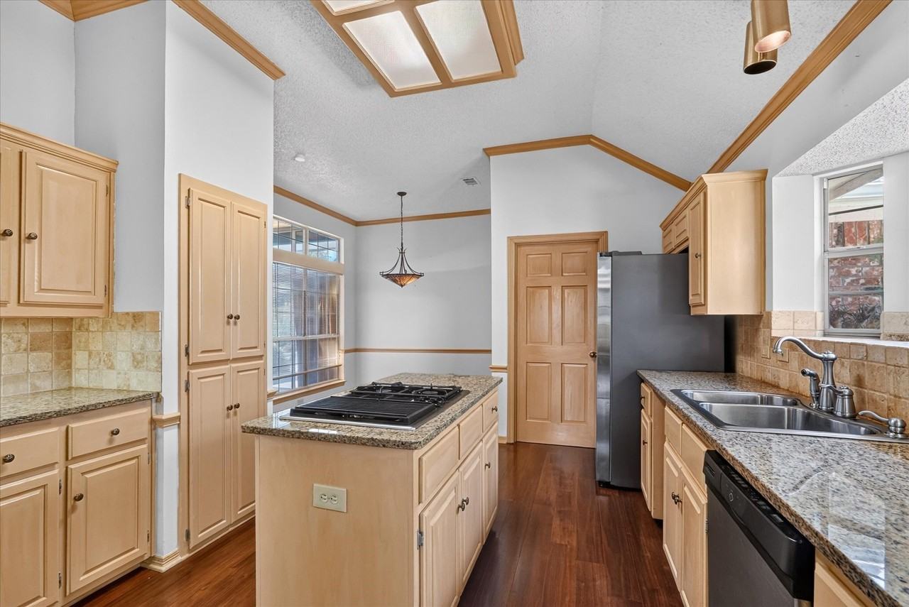 2667 Mum Dr - Photo 3 of 11