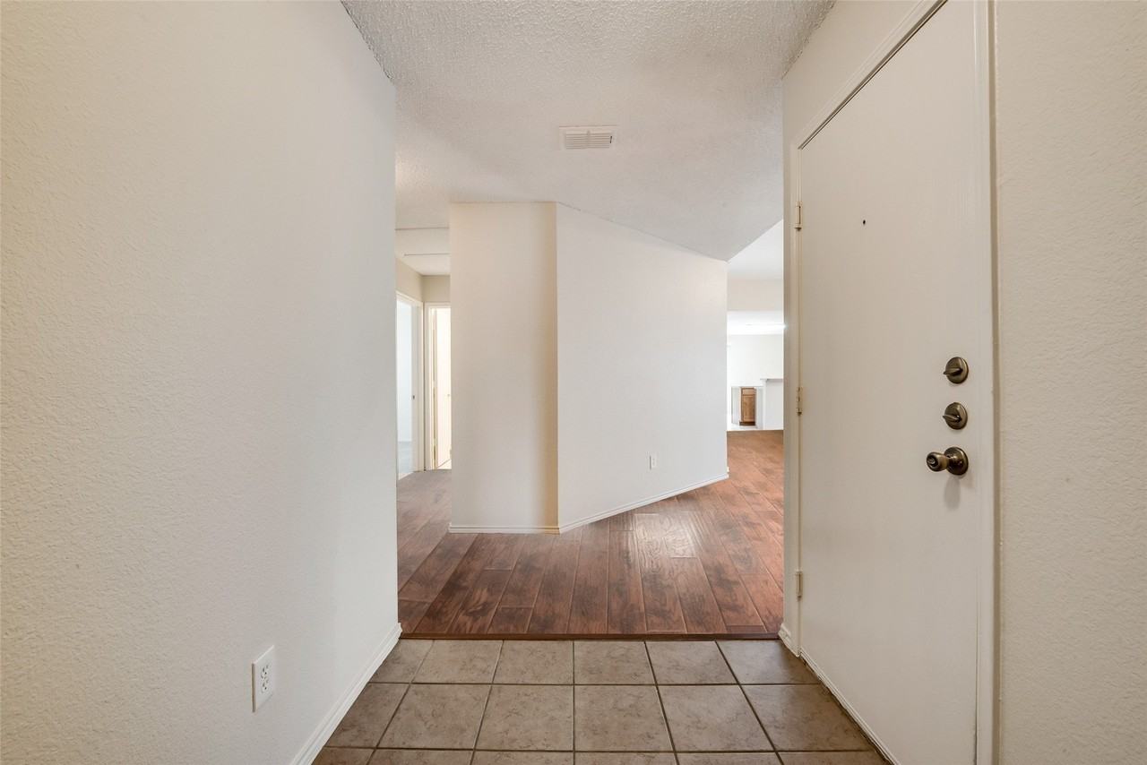 1629 Thornhill Ln - Photo 6 of 40