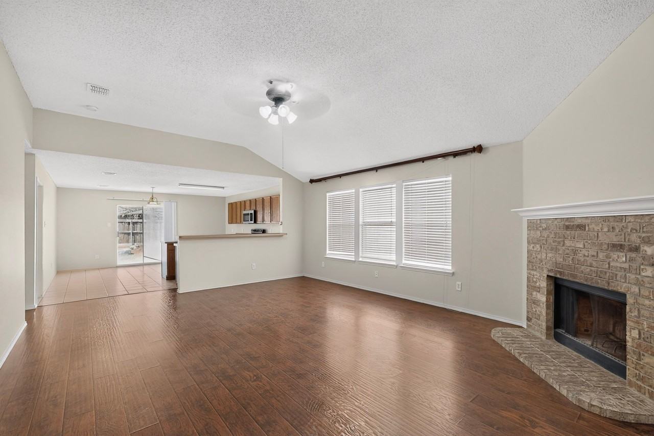 1629 Thornhill Ln - Photo 7 of 40