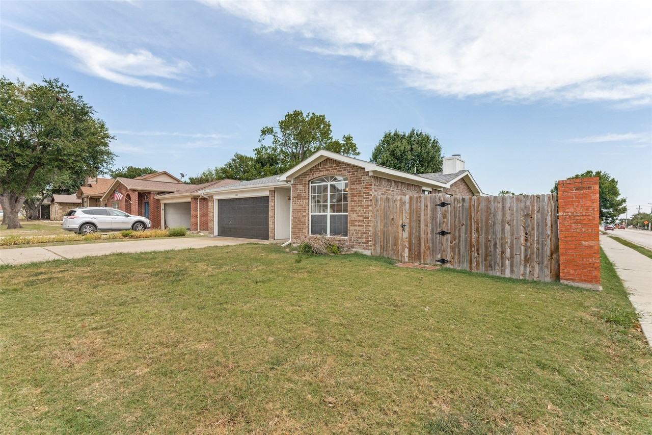 200 Cutting Horse Ln - Photo 3 of 25