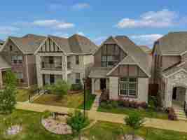 featured image of 2617 Kings Canyon Mews