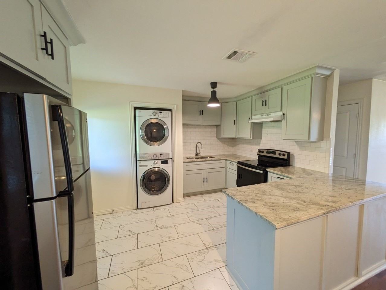 401 Redbud Ln - Photo 6 of 15