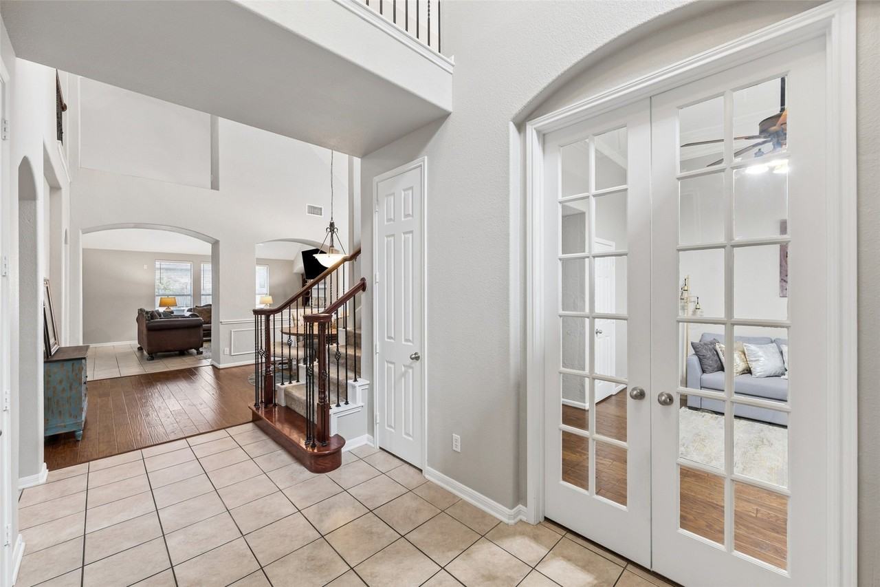1301 Bramble Ln - Photo 2 of 40