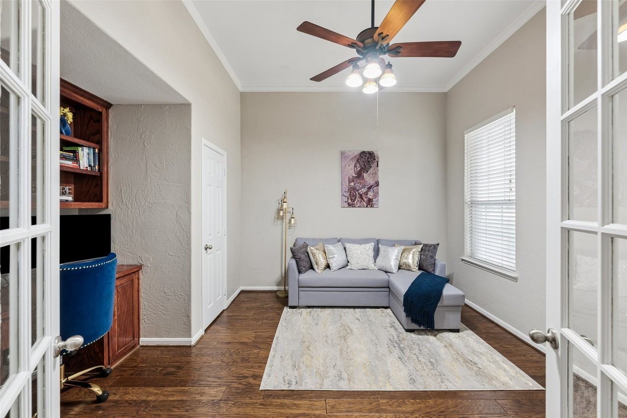 1301 Bramble Ln - Photo 3 of 40