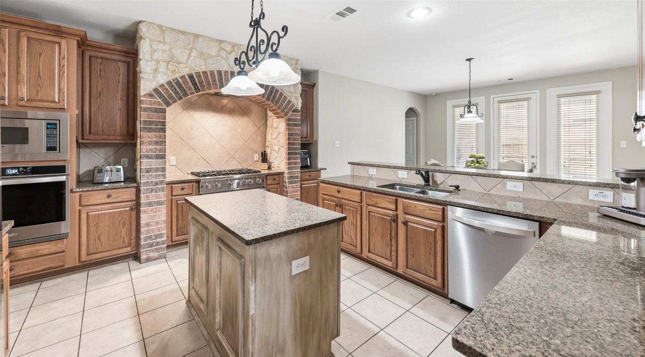 1301 Bramble Ln - Photo 6 of 40