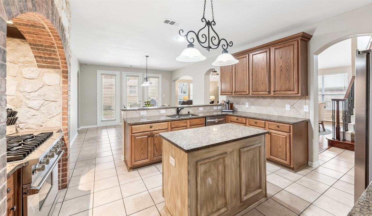 1301 Bramble Ln - Photo 7 of 40