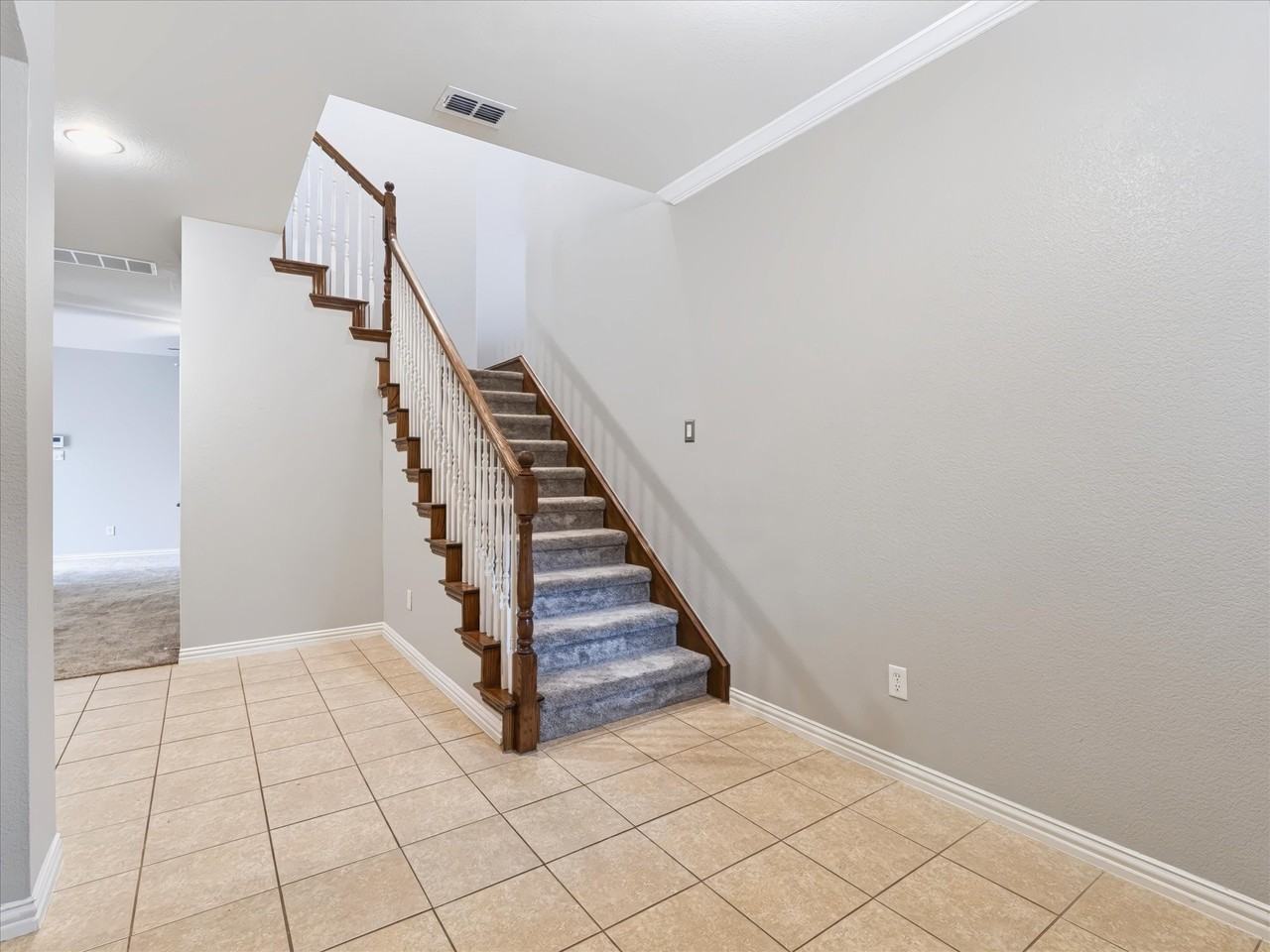 1707 Estacado Dr - Photo 4 of 39