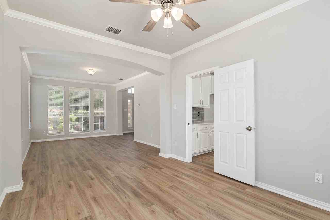 7849 Lake Meredith Way - Photo 5 of 25