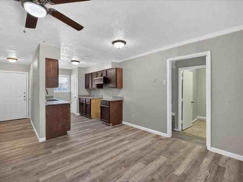 3205 Pacesetter Dr - Photo 4 of 17