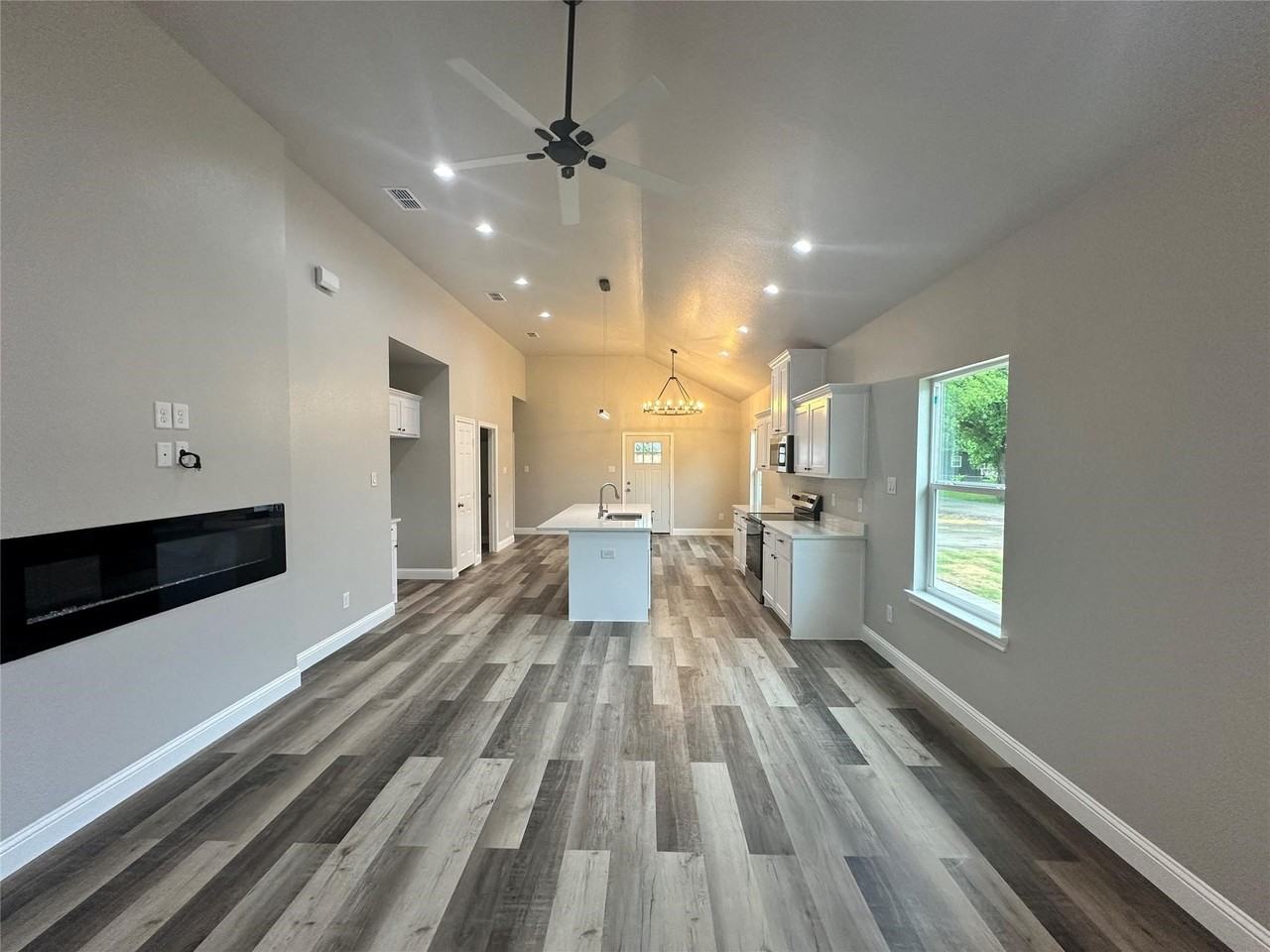 825 Edgar St - Photo 2 of 12
