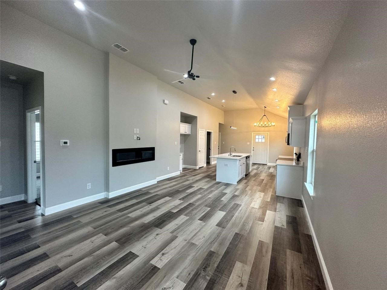 825 Edgar St - Photo 3 of 12