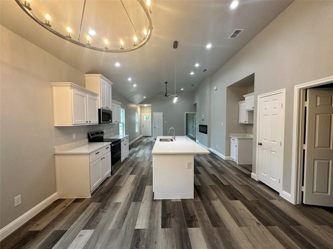 825 Edgar St - Photo 6 of 12