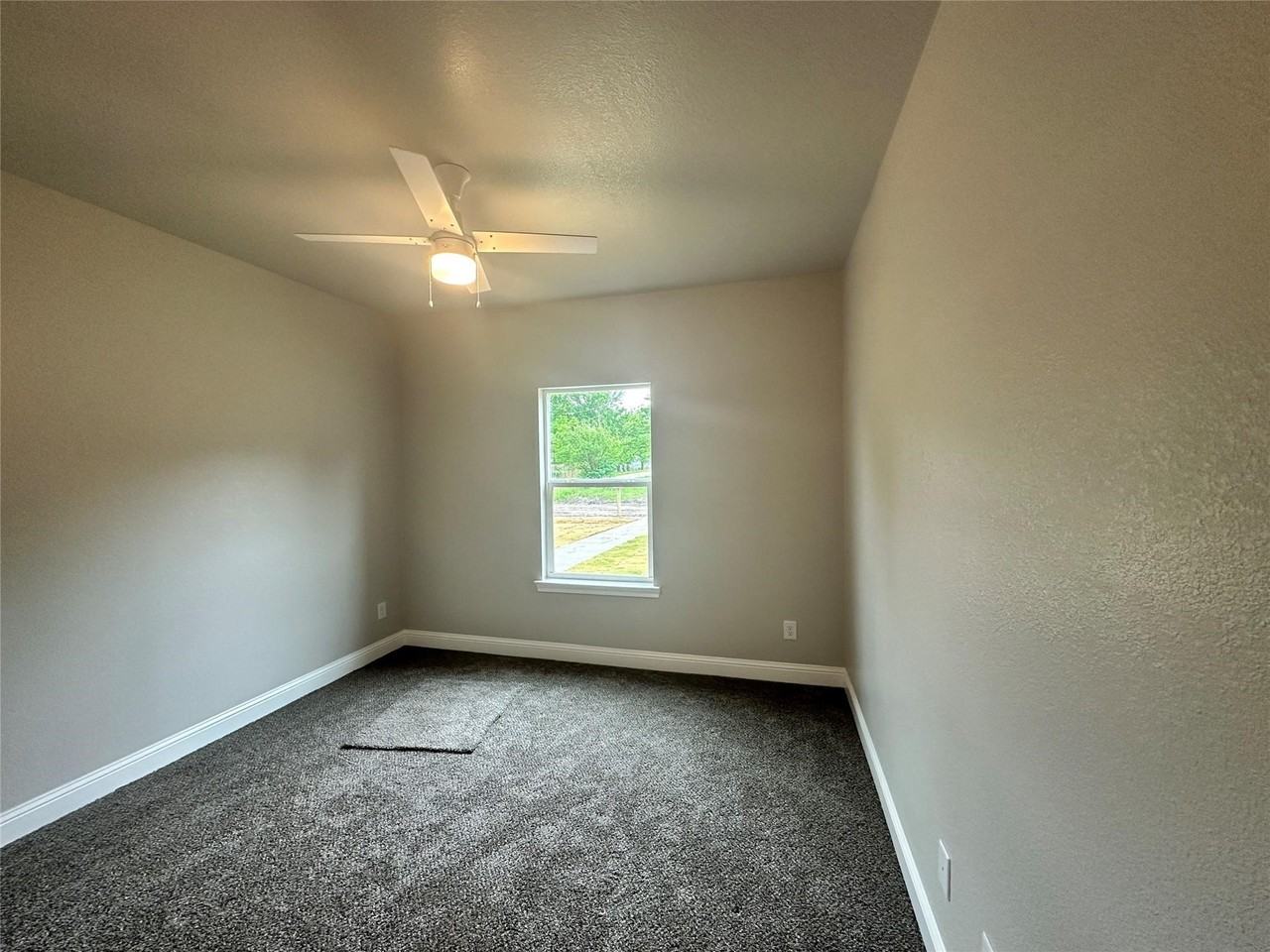 825 Edgar St - Photo 7 of 12