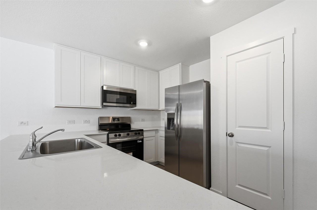 6509 Glade St - Photo 4 of 21