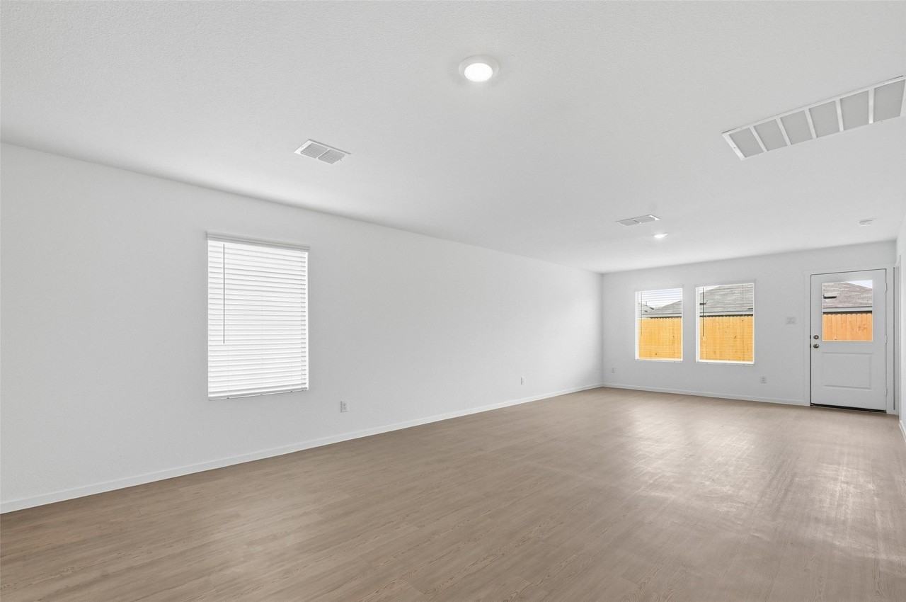 6509 Glade St - Photo 5 of 21