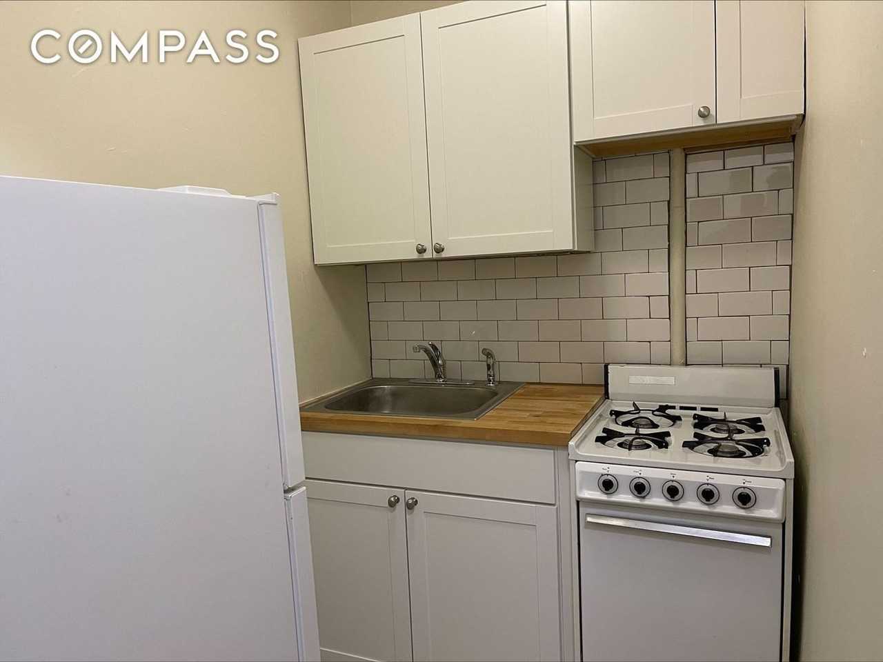445 W 48th St #1D - Photo 4 of 5