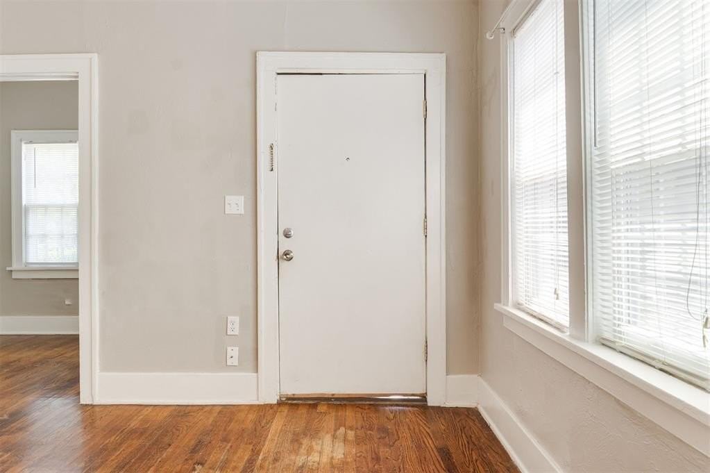 2609 N Shartel Ave - Photo 5 of 38