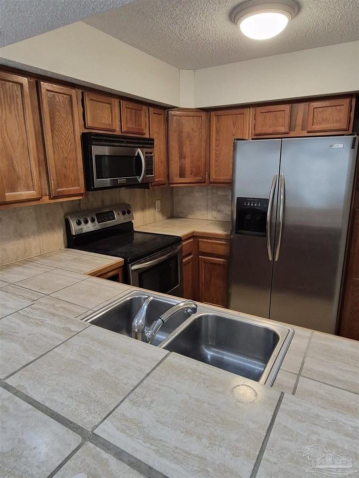 537 Petros Cir #A - Photo 3 of 11