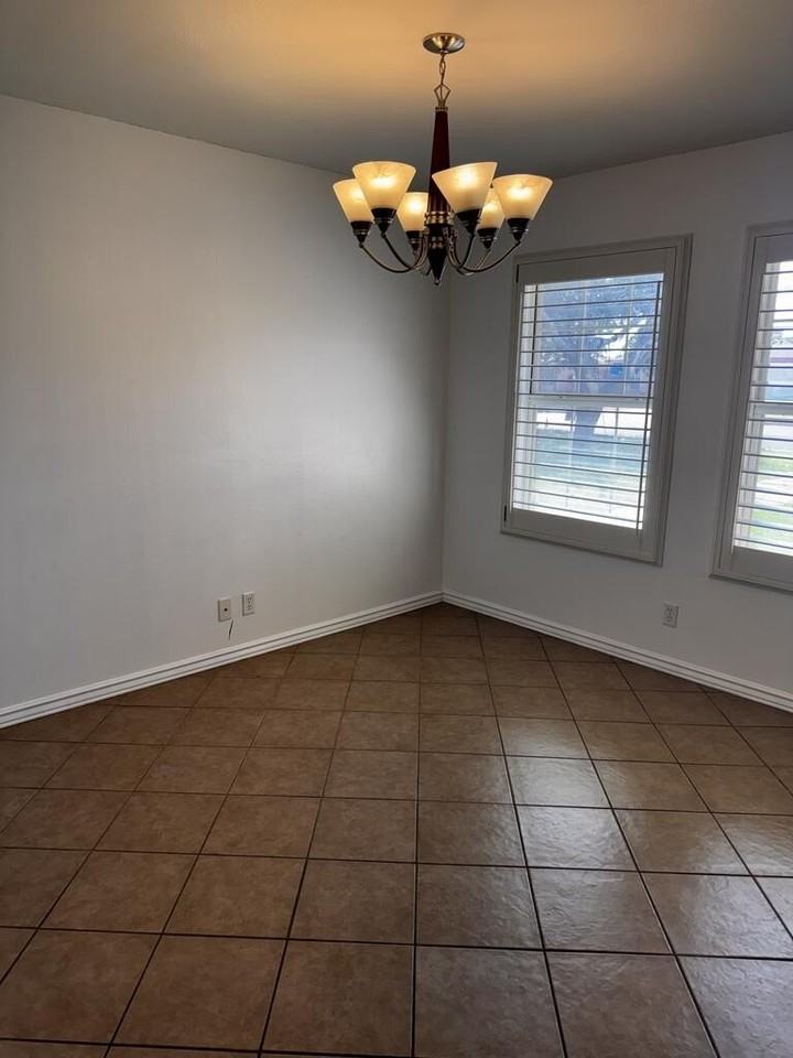 403 Crenshaw Dr - Photo 7 of 26