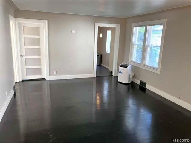 360 Wordsworth St - Photo 5 of 16