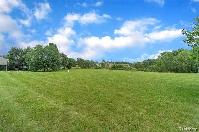 1116 Lakeview Cir - Photo 3 of 29