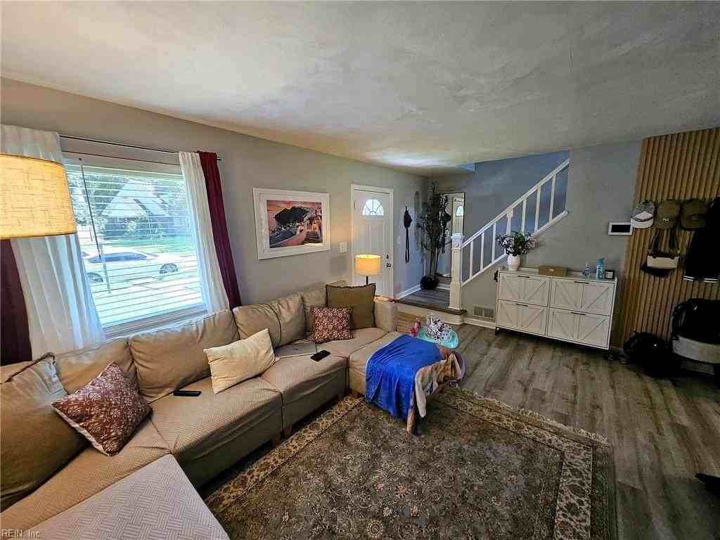 7817 Sheryl Dr - Photo 5 of 17