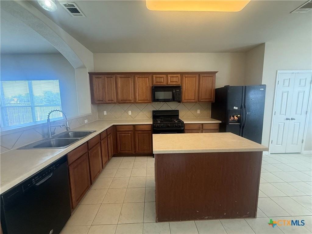 811 Shadow Creek Blvd - Photo 3 of 39