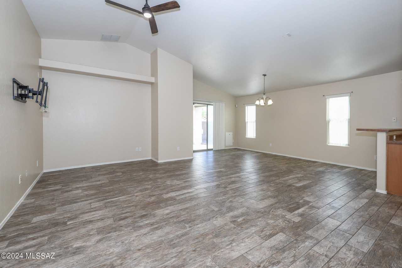 10457 E Oakbrook St - Photo 6 of 40