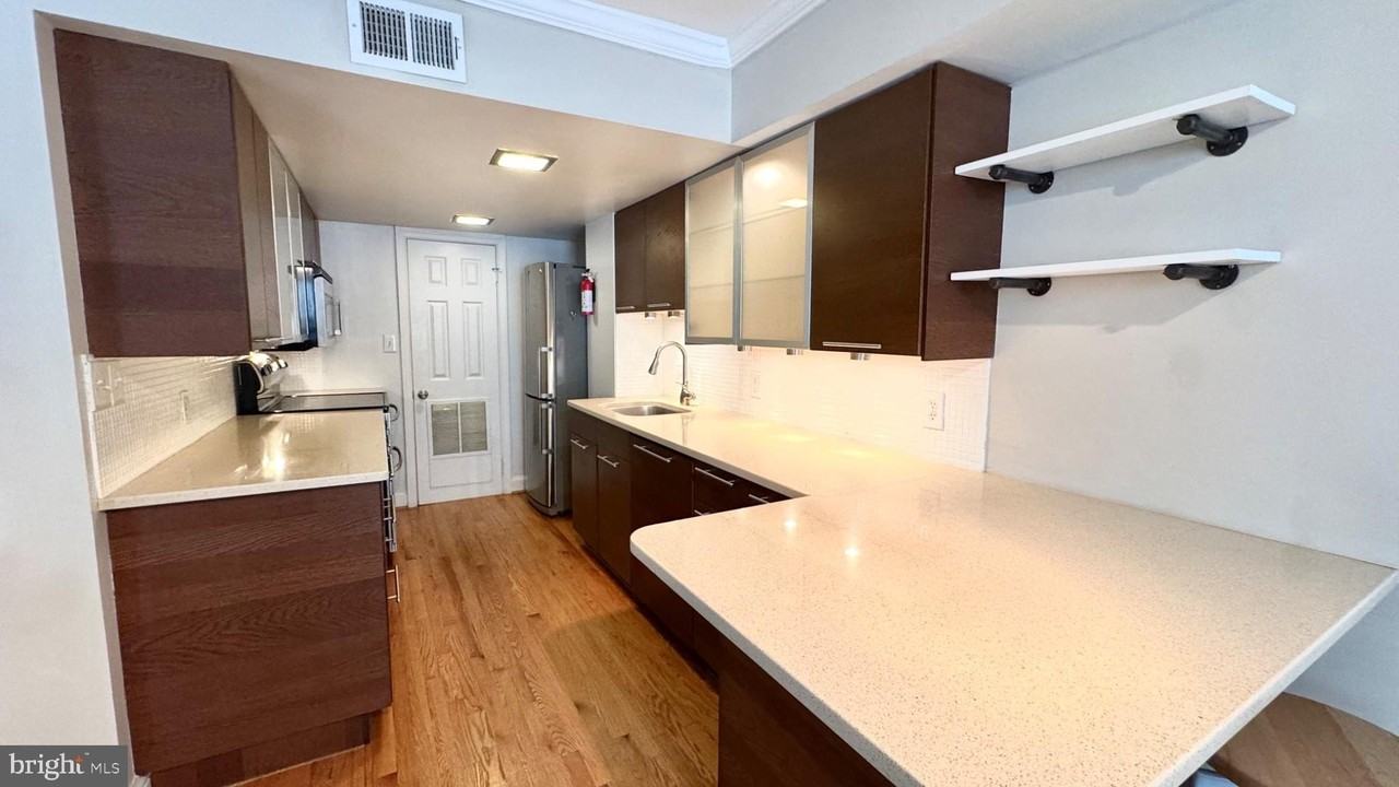 523 8th St Ne #T1 - Photo 6 of 14