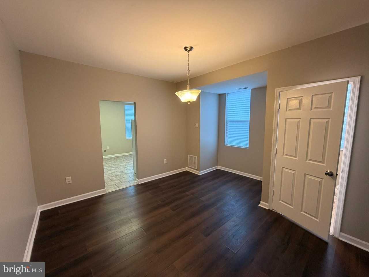 4924 Chalgrove Ave - Photo 5 of 26