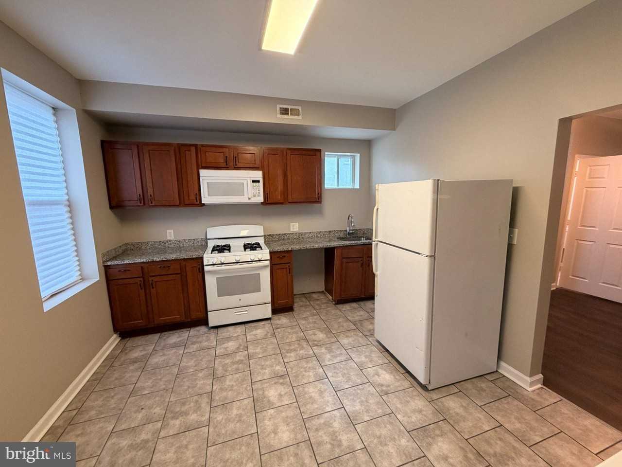 4924 Chalgrove Ave - Photo 6 of 26