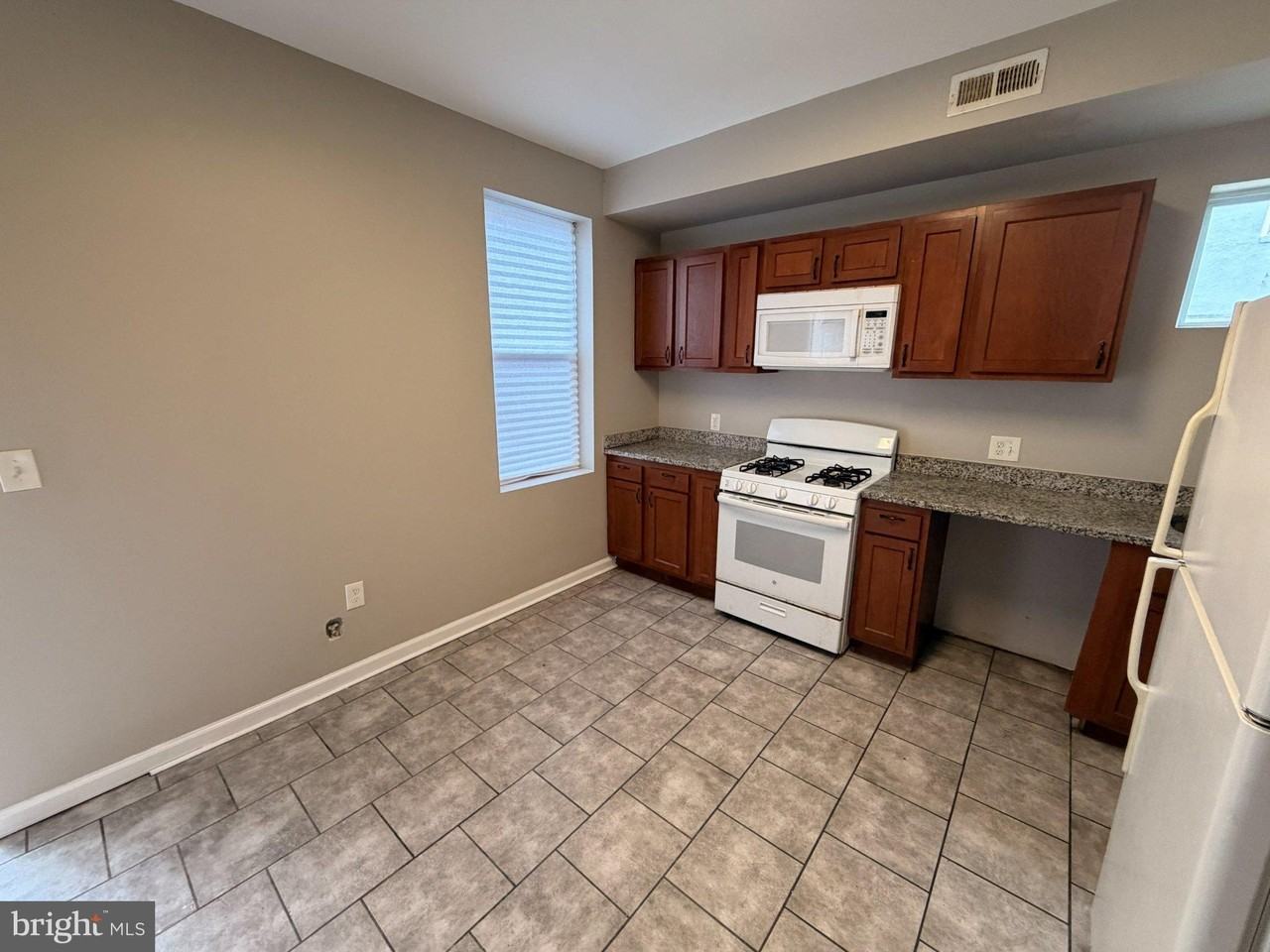 4924 Chalgrove Ave - Photo 7 of 26