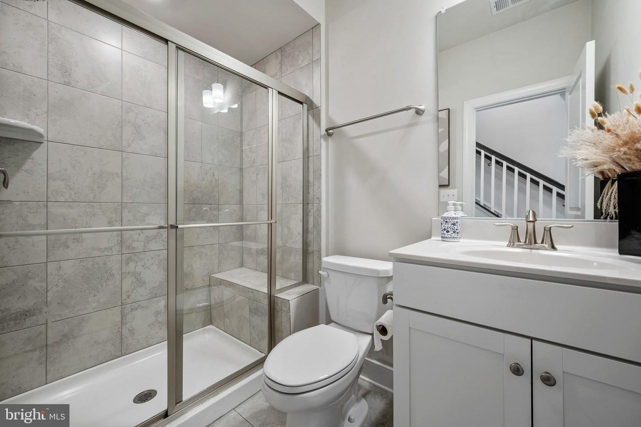 122 Dickenson Dr - Photo 7 of 50
