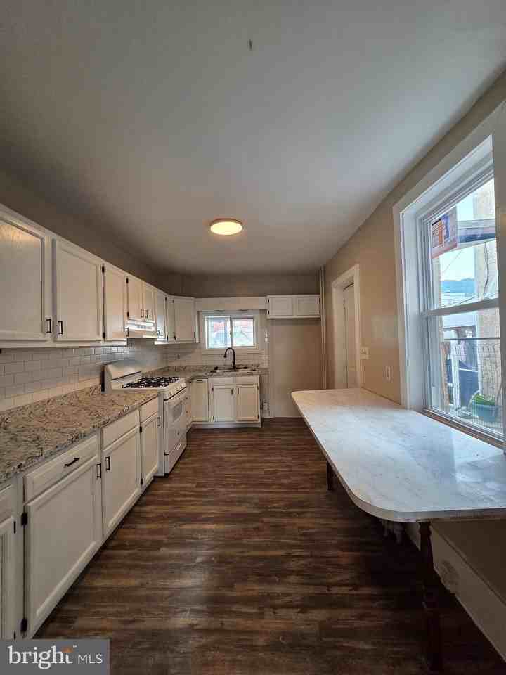 1335 Moss St - Photo 4 of 20