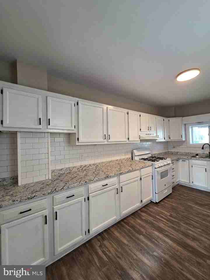 1335 Moss St - Photo 5 of 20